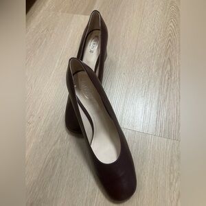 Tod’s Burgundy Leather Pumps Block Heel Modern Silhouette Size 40 U.S. Size 9